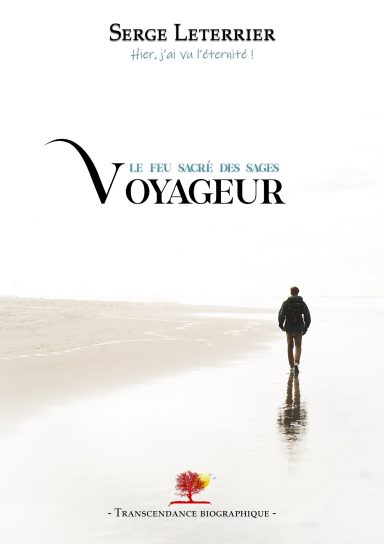 Voyageur - Le feu sacré des Sages Un homme marchant sur une plage, regardant l'horizon, avec le titre "Voyageur".